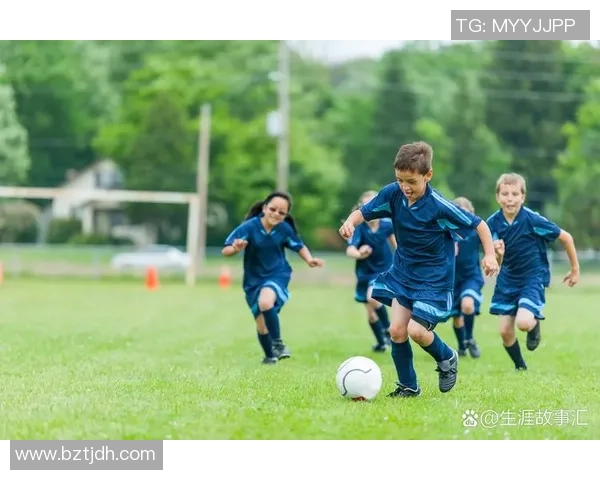 足球巨星参军之路:从绿茵场到军营的挑战与荣耀